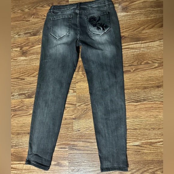 Kensie Embroidered Jeans With Flowers, Cropped Mid Rise Distressed Black - Picture 4 of 10